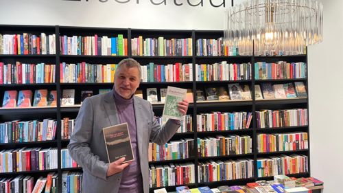 Schrijver Bert Natter bij Boekhandel het Martyrium met zijn roman Aan het einde van de oorlog (Libris Literatuurprijs 2026) en zijn nieuwste boek, Zonderhond