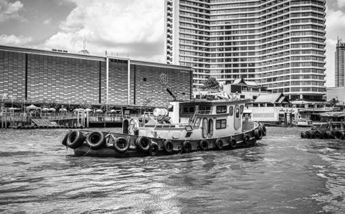 Het levendige verkeer op de Chao Phraya, bedreigd door toenemende overstromingen als gevolg van klimaatveranderingen