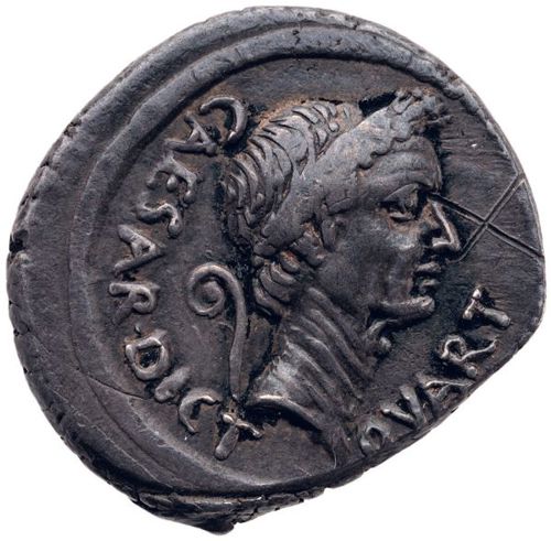 Uit: Mary Beard, Twaalf keizers. Een zilveren denarius met Caesar erop