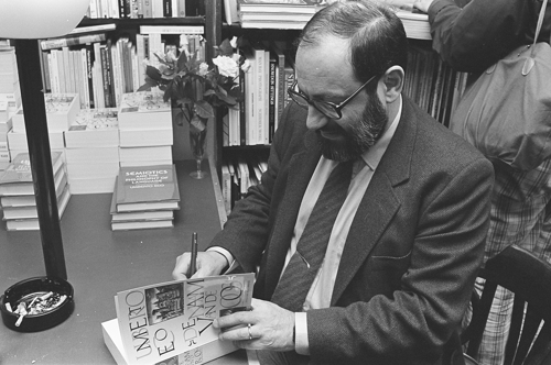 Umberto Eco signeert De naam van de roos bij Athenaeum Boekhandel, dinsdag 22 mei 1984. Foto Ewoud de Kat