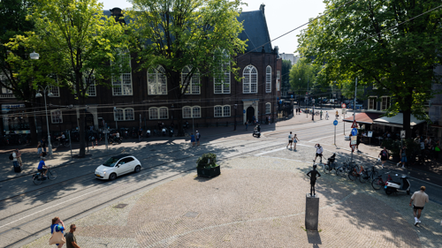 De ramenzaal boven Athenaeum Boekhandel, voor presentaties, borrels, vergaderingen en workshops: het uitzicht op het Spui