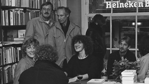 Signeersessie Mensje van Keulen, 11 november 1983 bij Athenaeum. Foto Ewoud de Kat