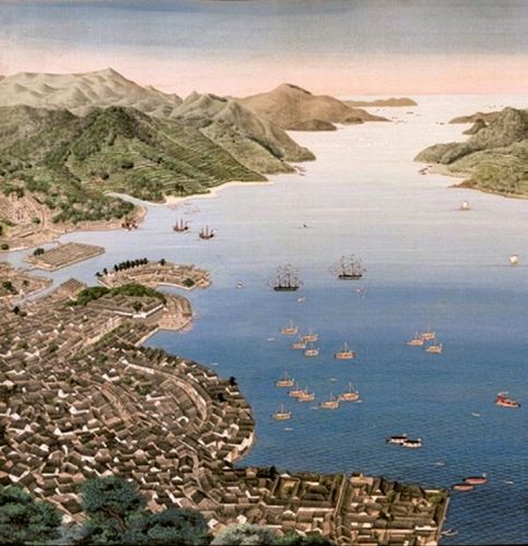 De Baai van Nagasaki gezien vanaf de heuvels met in de verte de Chinese zee. Links ligt Desjima, daarachter de (vierkante) Chinese handelspost. In het midden liggen de twee bezoekende Nederlandse schepen voor anker. Door Kawahara Keiga. Uit: Annejet van der Zijl, De zwevende wereld